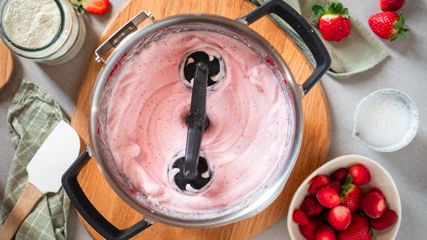 Bosch Cookit beim R&uuml;hren einer cremigen Erdbeerzubereitung im XL-Topf mit 3D-R&uuml;hrer.