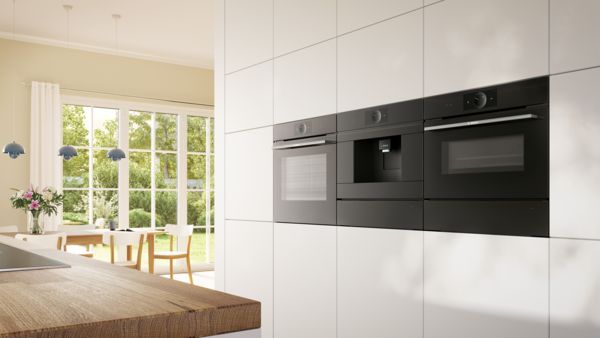 Конвекционна фурна на Bosch, в която се пече сладкиш.