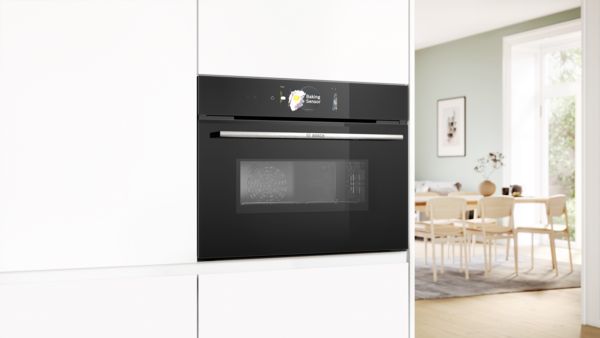 Moderne K&uuml;che mit eingebautem Bosch-Backofen, Regalen und Geschirr.