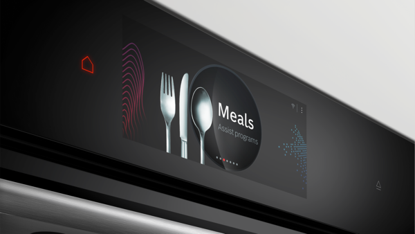 Bosch soba ekranının yaxın planı; ekranda "Meals Assist proqramları" və &ccedil;əngəl‑bıcaq ikonları g&ouml;r&uuml;n&uuml;r.
