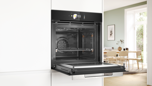 Bosch sobası; qapısı a&ccedil;ıqdır, daxili və &ccedil;ıxarıla bilən tepsi g&ouml;r&uuml;n&uuml;r. Ekranda "Baking Sensor" g&ouml;stərilir.