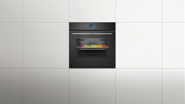 Bosch sobası; i&ccedil;ərisində rəngarəng tərəvəzlər rəfdə d&uuml;z&uuml;lm&uuml;ş və bişirməyə hazır.
