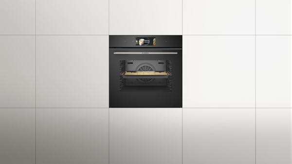 Bosch sobası; i&ccedil;ərisində pe&ccedil;enyelər bişirilir və ekranda "Baking Sensor" g&ouml;stərilir.