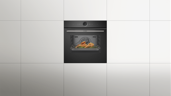 Bosch sobası; i&ccedil;ərisində qızardılmış toyuq və tərəvəzlər var.