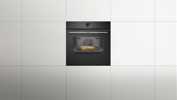 Модерна кухня с вградена фурна, рафтове и саксия.