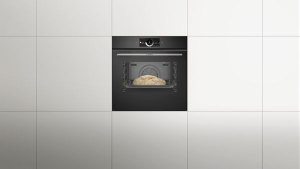 Модерна фурна за вграждане с цифров дисплей в минималистичен кухненски интериор.