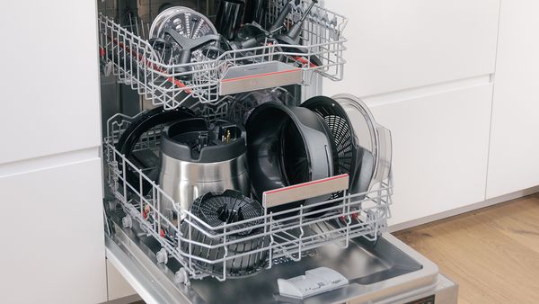 Cookit Topf und Zubeh&ouml;r in der Sp&uuml;lmaschine &ndash; Teile werden nach dem Kochen gereinigt.