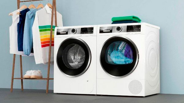 Bildet viser et vaskerom og en varmepumpet&oslash;rketrommel fra Bosch.