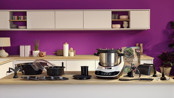 Bosch Cookit mit allen Werkzeugen und Zubeh&ouml;rteilen &uuml;bersichtlich auf der K&uuml;chenarbeitsfl&auml;che bereitgelegt.