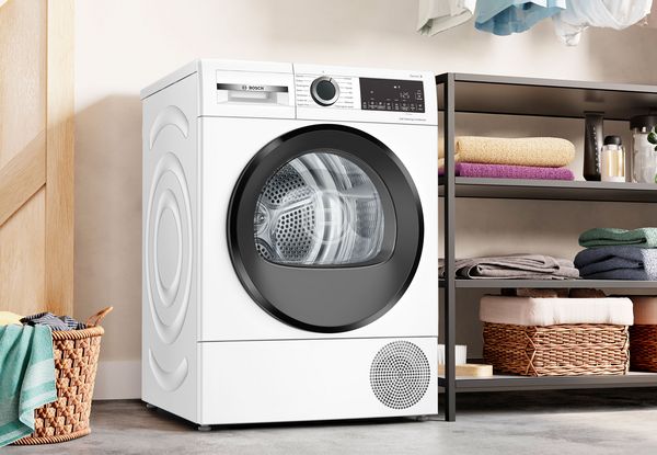 Bildet viser et vaskerom med en t&oslash;rketrommel (varmepumpet&oslash;rketrommel) fra Bosch.