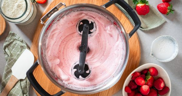 Bosch Cookit beim R&uuml;hren einer cremigen Erdbeerzubereitung im XL-Topf mit 3D-R&uuml;hrer.