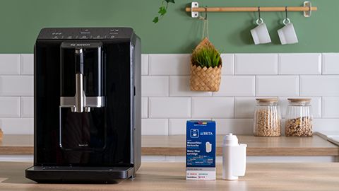 Musta Bosch kahvikone ja BRITA-vedensuodatin keitti&ouml;n tasolla