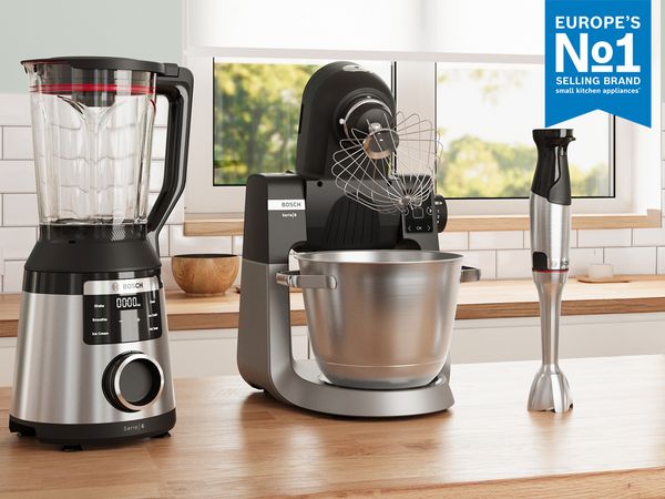 Kuhinja z Boschevimi aparati, baloni z napisom &bdquo;#1&ldquo; in napisom, ki poudarja, da je Bosch vrhunska blagovna znamka v Evropi 