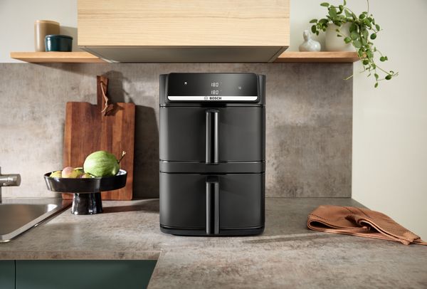 Friggitrice ad aria Bosch posizionata sul piano cucina pronta per una pulizia e manutenzione regolare