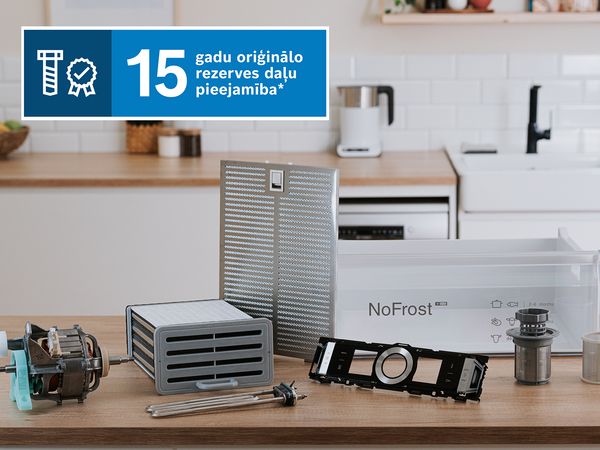 Rezerves daļu izkārtojums uz letes ar zilu banneri kreisajā stūrī ar tekstu: "15 gadu rezerves daļu pieejamība". 