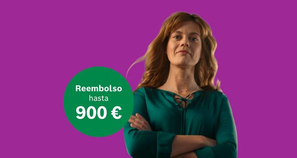 Mujer con blusa verde sobre fondo magenta y un bolo de color verde que indica reembolso hasta 900 euros.