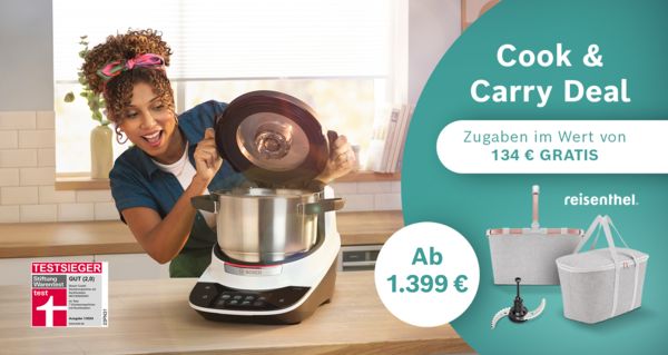 Bosch Cookit K&uuml;chenmaschine in moderner K&uuml;che &ndash; Frau &ouml;ffnet den Topf, Cook & Carry Deal mit Gratis-Zugaben von reisenthel im Wert von 134 &euro;, Testsieger Stiftung Warentest.