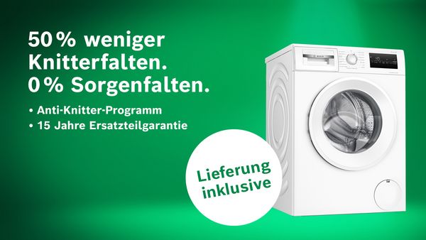 Waschmaschine vor gr&uuml;nem Hintergrund mit Hinweis auf 50% weniger Knitterfalten und Lieferung inklusive.