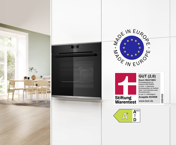 Der Bosch Einbau-Backofen in einer wei&szlig;en K&uuml;chenfront mit unterschiedlichen Logos zu Testurteil und Herstellung.