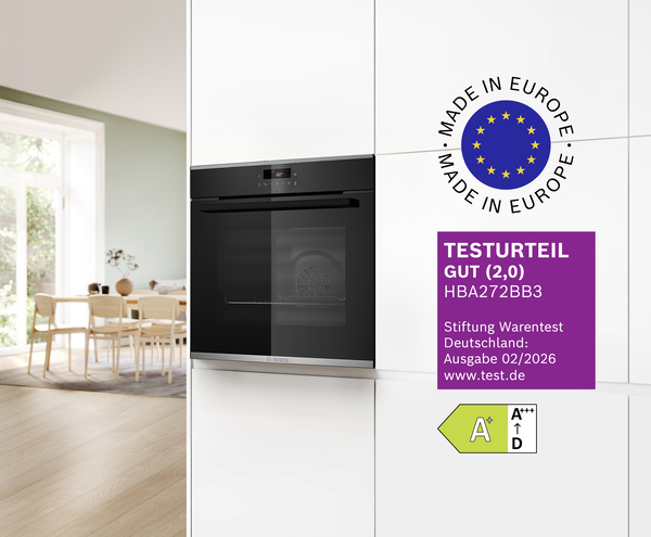 Der Bosch Einbau-Backofen in einer wei&szlig;en K&uuml;chenfront mit unterschiedlichen Logos zu Testurteil und Herstellung.