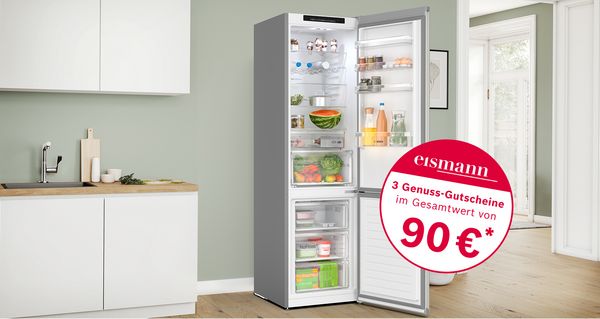 Moderne K&uuml;che mit offenem K&uuml;hlschrank, K&uuml;chentheke und einem 90 Euro Geschenkgutschein. 