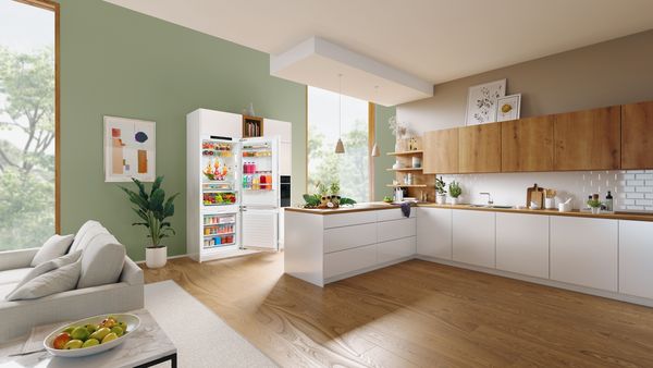 Celkov&yacute; pohled na kuchyňsko-j&iacute;deln&iacute; kout v kr&aacute;sn&eacute; modern&iacute; vestavěn&eacute; kuchyni s otevřenou XXL lednic&iacute; s mraz&aacute;kem.