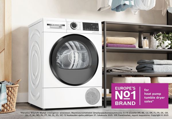 Kuvassa on kodinhoitohuone, jossa on Bosch-kuivausrumpu (l&auml;mp&ouml;pumppukuivausrumpu).
