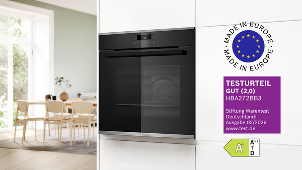 Ein Bosch Einbau Backofen in einer hellen K&uuml;chenfront mit Testlogos.