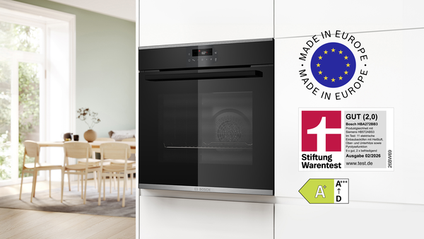 Der Bosch Einbau-Backofen in einer wei&szlig;en K&uuml;chenfront mit unterschiedlichen Logos zu Testurteil und Herstellung.