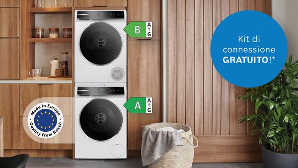 Un set di torri di lavaggio della serie 8 di Bosch si trova in un armadietto di legno.