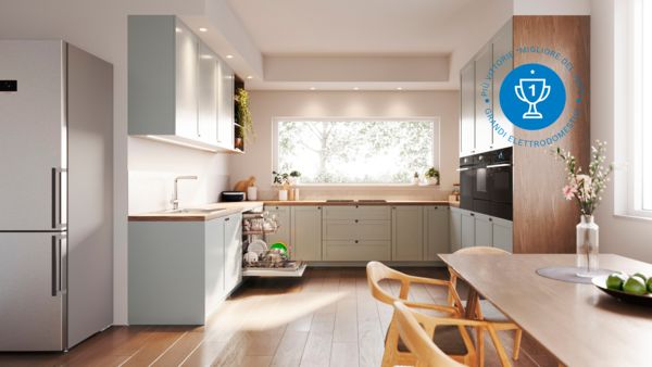 Trofeo a forma di stella rossa su base, con sfondo bianco e lucido, simbolo di riconoscimento.