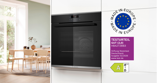 Ein Bosch Einbau-Backofen in einer hellen K&uuml;chenfront mit Logos zu Testurteil und Herstellungsort.