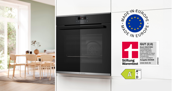Ein Bosch Einbau-Backofen in einer hellen K&uuml;chenfront mit Logos zu Testurteil und Herstellungsort.