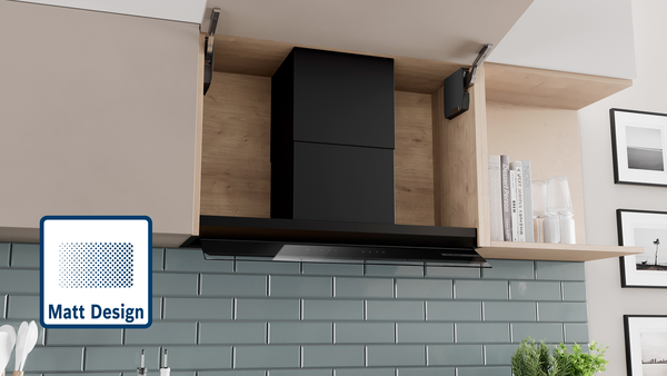 Integrierte Designhaube mit ge&ouml;ffnetem leeren Oberschrank. Kaminverl&auml;ngerung ohne Ablage f&uuml;r gro&szlig;e Gegenst&auml;nde.