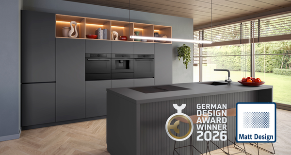 K&uuml;che in Schwarz Matt mit Bosch Matt Design Back&ouml;fen, Kochfeld und K&uuml;cheninsel im modernen Design.