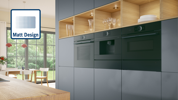 Bosch Einbau-Kaffeevollautomat im Matt Design in Schwarz Matt, integriert in eine moderne K&uuml;chenzeile mit Holzregalen.