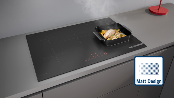 Bosch Induktionskochfeld im Matt Design in Schwarz Matt, reduzierte Oberfl&auml;che mit Topf auf der Kochzone.