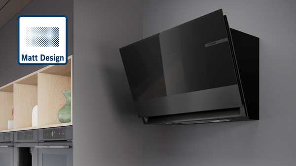 Bosch Kopffreihaube in Schwarz Matt, schr&auml;g montiert an der Wand in moderner K&uuml;che.