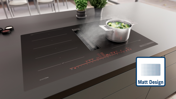 Bosch Induktionskochfeld mit integriertem Dunstabzug in Schwarz Matt auf moderner Arbeitsplatte.