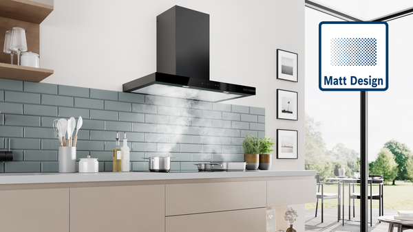 Bosch Boxhaube in Schwarz Matt, kubische Wandhaube &uuml;ber Kochfeld in moderner K&uuml;che.