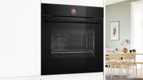 Bosch Einbau-Backofen mit Air Fry Funktion in schwarzem Design, geschlossen in moderner K&uuml;che integriert.