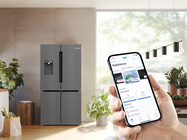 Controllo del frigorifero smart Bosch tramite app Home Connect su smartphone