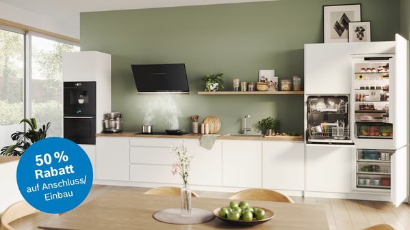 Bosch Haushaltsger&auml;te in sch&ouml;ner K&uuml;che und dem Hinweis, dass es aktuell im Bosch Online Shop 50 % Rabatt auf den Anschluss bzw. Einbau eines Ger&auml;ts gibt