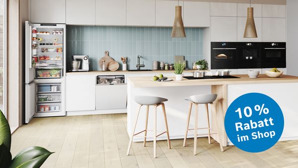 Bosch Hausger&auml;te in einer sch&ouml;nen K&uuml;che und dem Hinweis, dass es jetzt 10 % Rabatt im Bosch Online Shop gibt 