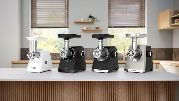 Maszynki do mielenia ProPower, MultiPower Serie 4 i SmartPower na blacie kuchennym.