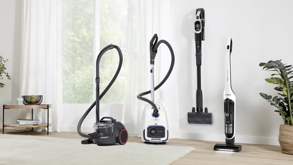 Vier Bosch-Staubsauger (verschiedene Modelle) nebeneinander im Wohnzimmer.   