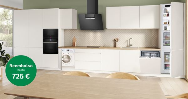 Cocina con muebles blancos y electrodom&eacute;sticos integrados Bosch y un bolo verde que indica reembolso hasta 725 &euro;.