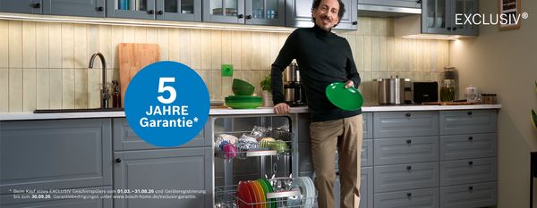 Person r&auml;umt sauberes Geschirr aus einem Geschirrsp&uuml;ler in einer modernen K&uuml;che ein.