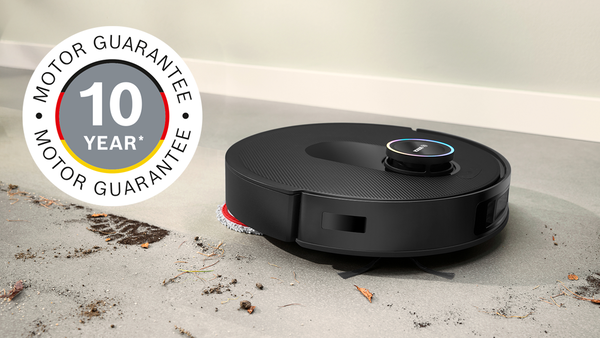 Robotdammsugare p&aring; golvet, ikon f&ouml;r 10 &aring;rs motorgaranti ovanp&aring; bilden.