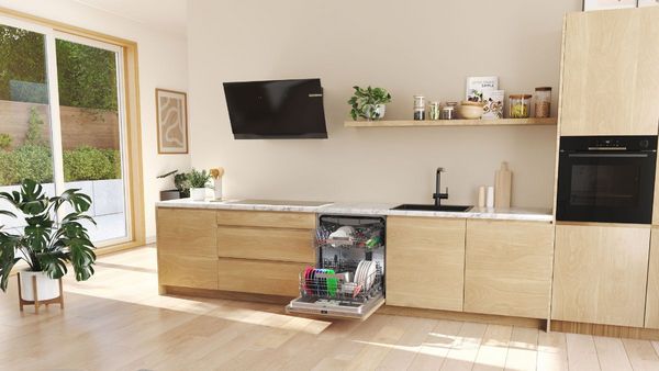 Minimalistische keuken met open vaatwasser